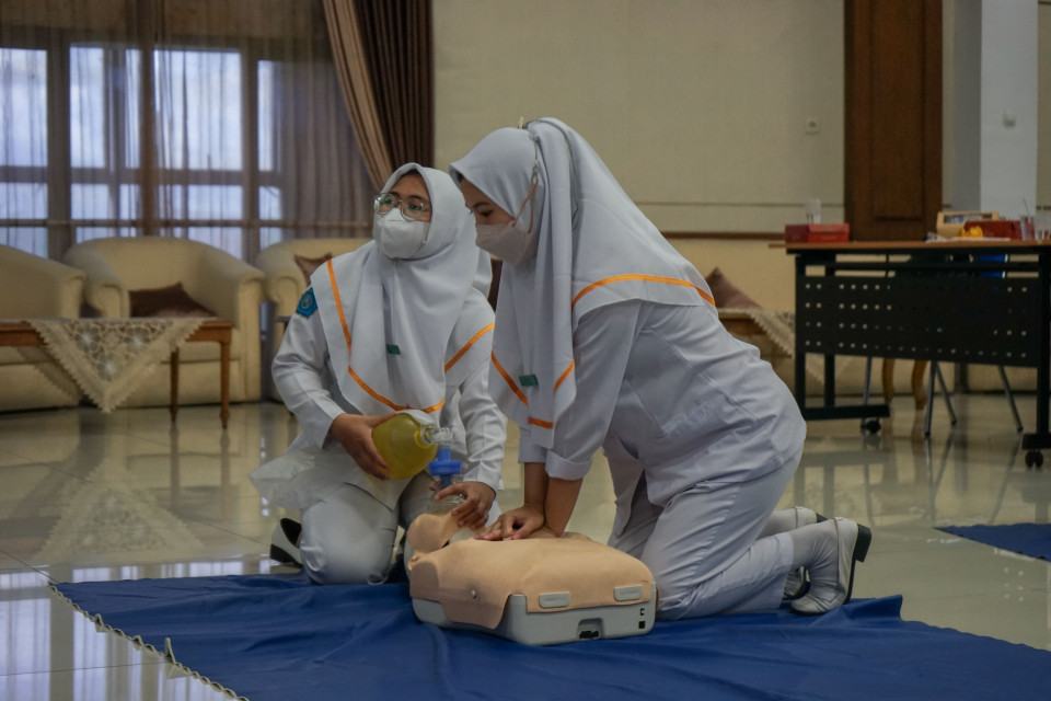 BCLS Course Mahasiswa STIKes Tujuh Belas Karanganyar
