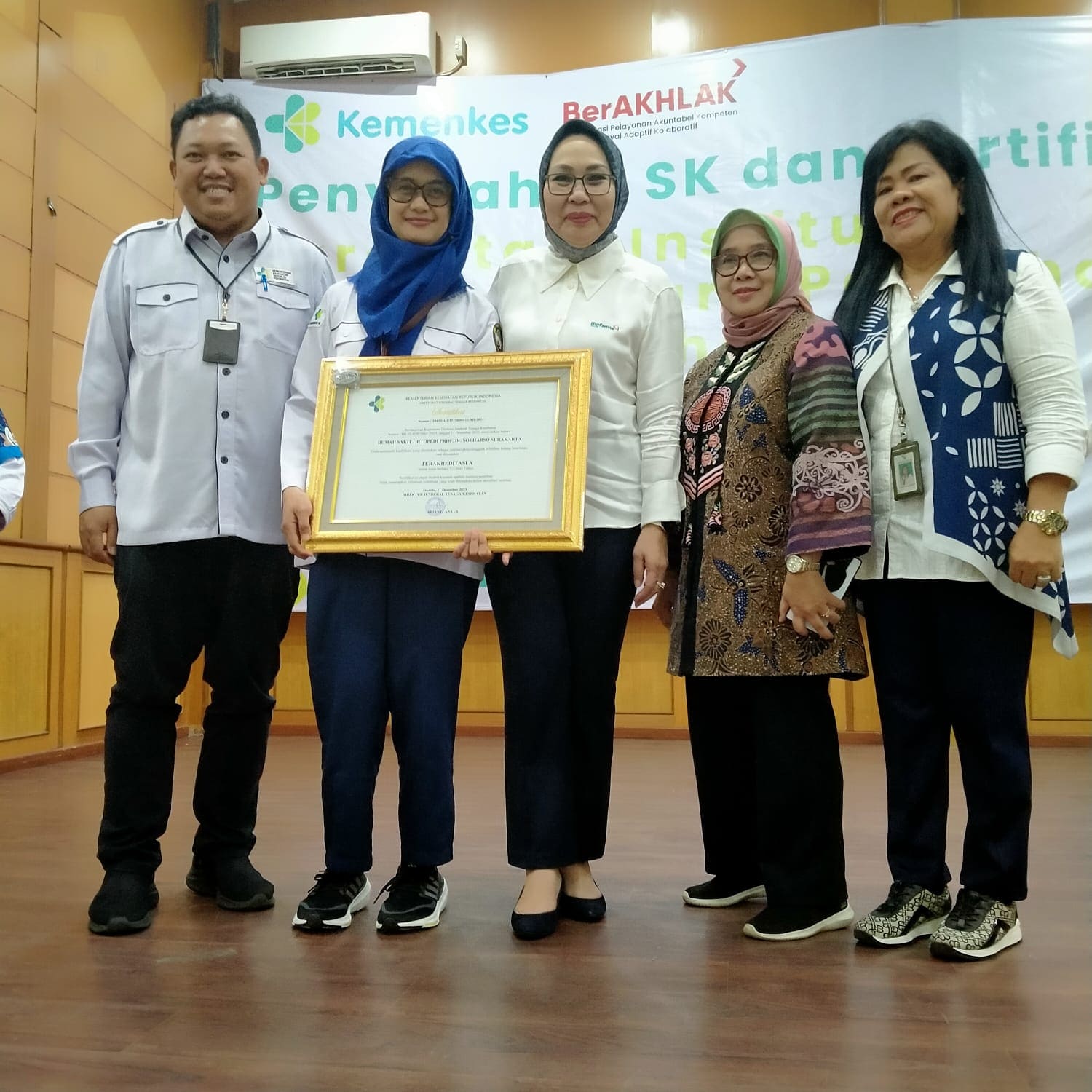 Penyerahan SK dan Sertifikat Akreditasi RSO Soeharso sebagai Institusi Penyelenggara Pelatihan