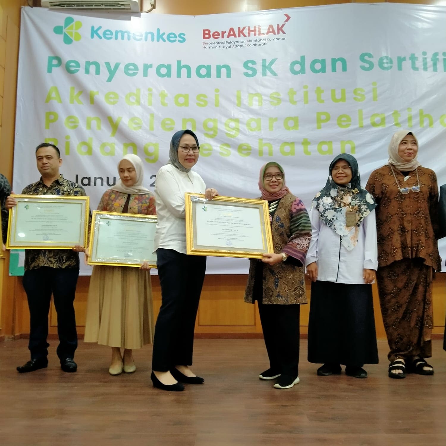 Penyerahan SK dan Sertifikat Akreditasi RSO Soeharso sebagai Institusi Penyelenggara Pelatihan