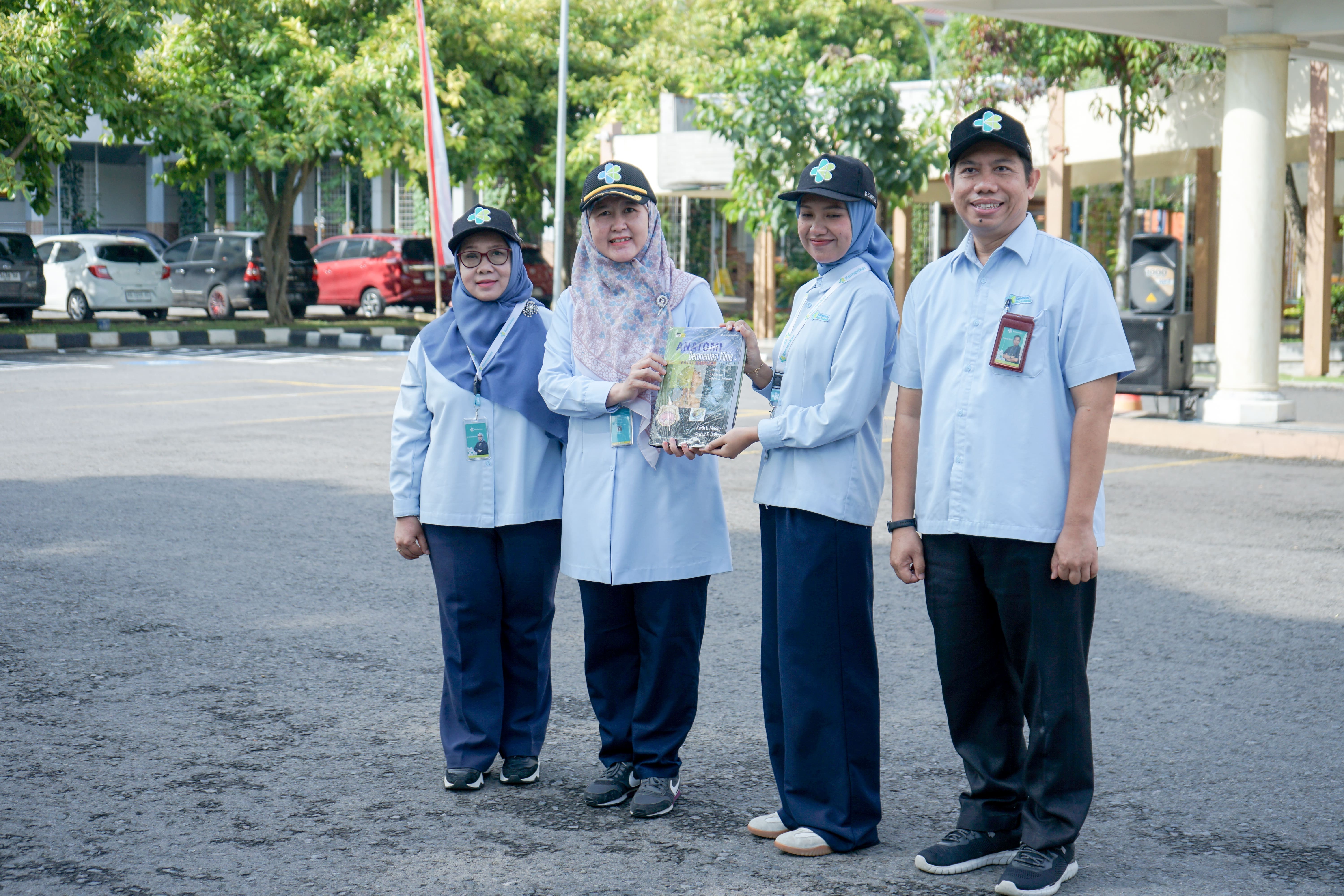 Penyerahan Simbolis Book Donation Week untuk Perpustakaan Soeharso