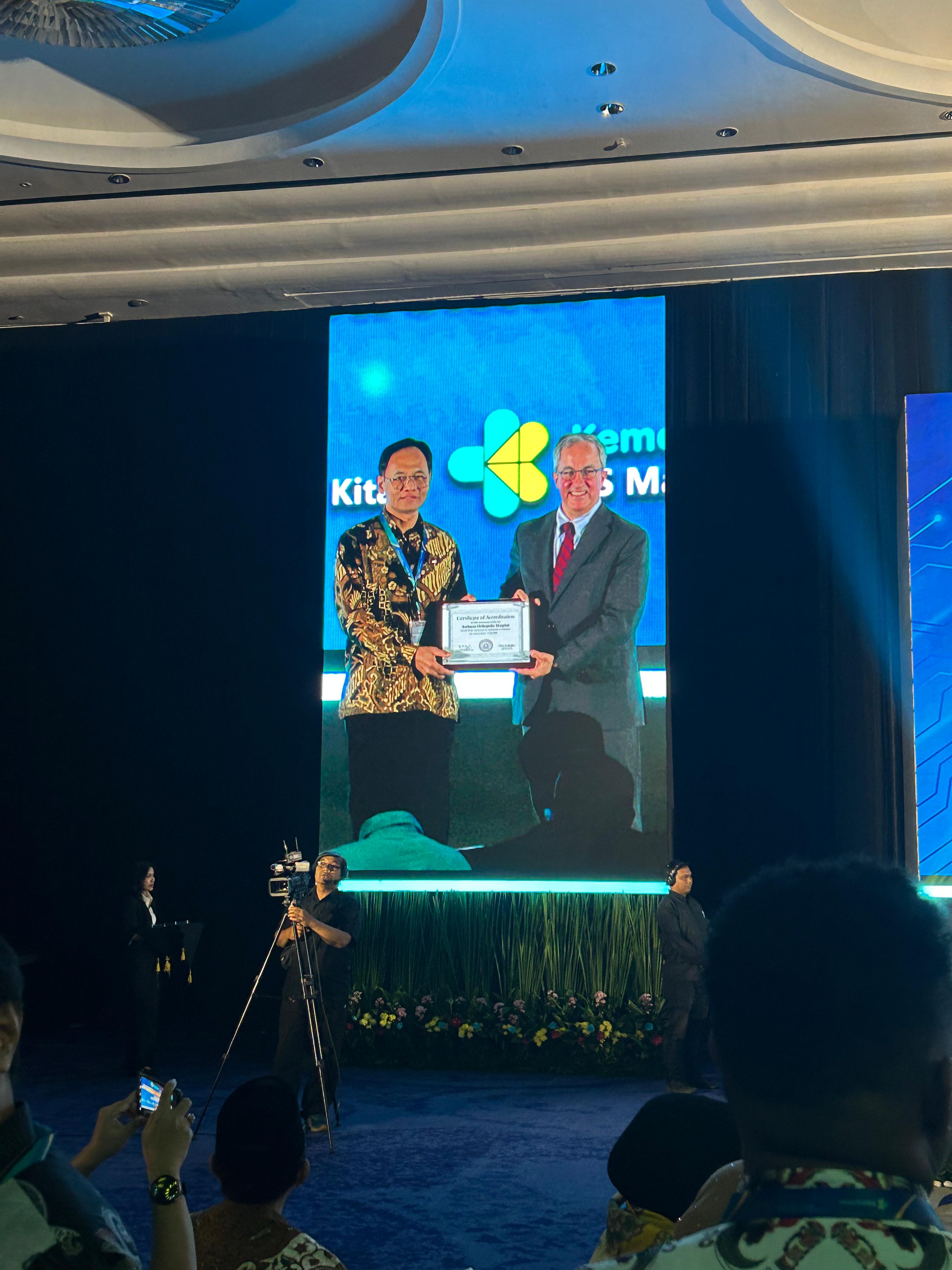 Penyerahan Certificate of Institutional Accreditation ACGME International