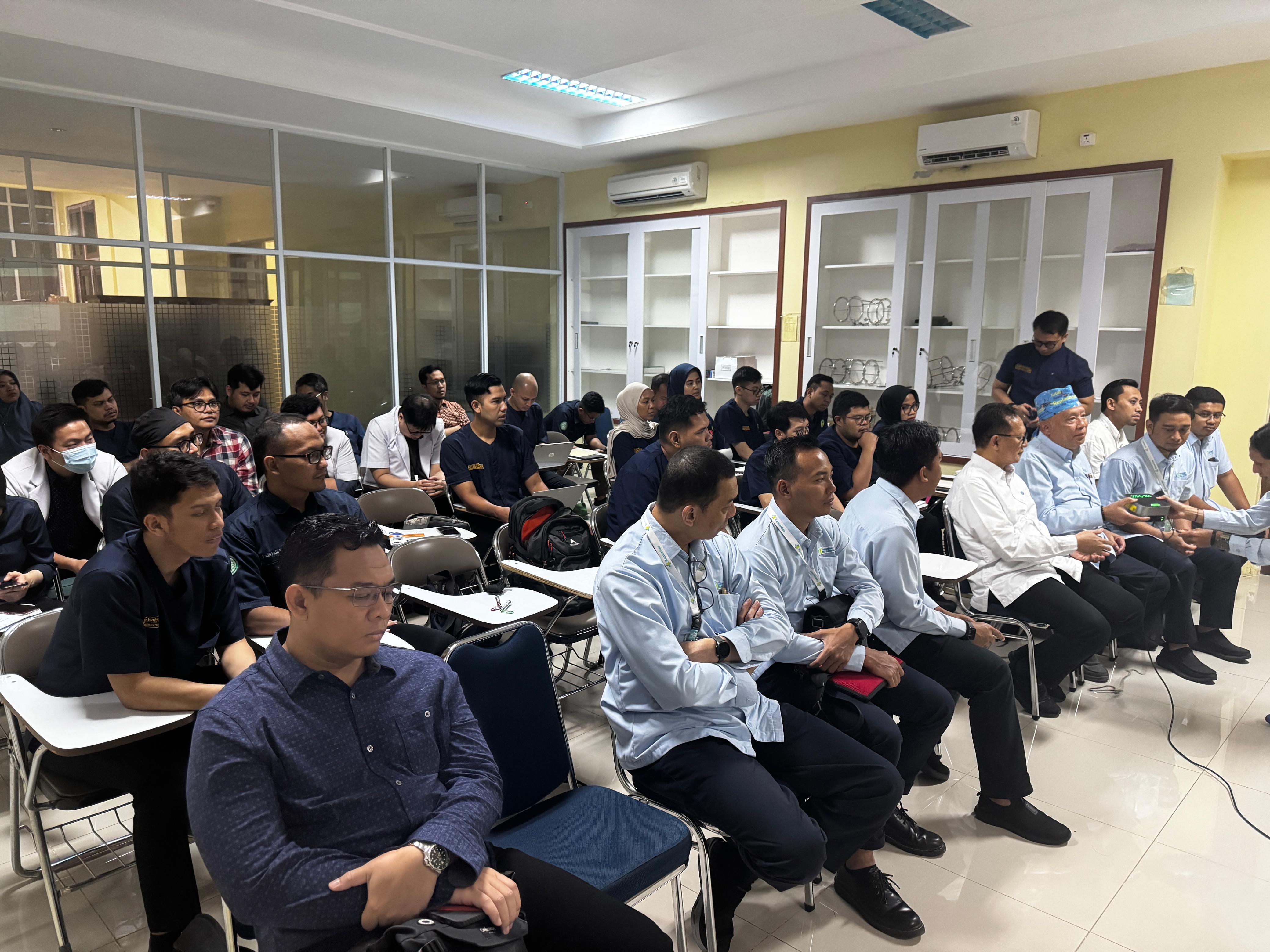 Zoom Meeting KSM Ortopedi RSO Soeharso dengan International Guest Lecture,  Prof. Yukio Akasaki, MD.